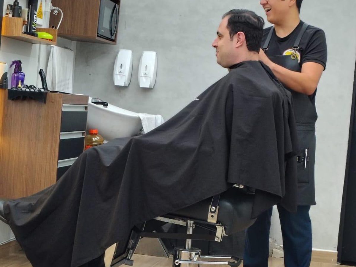 Thiago atendendo um cliente na Mineiro Barbearia em Itupeva