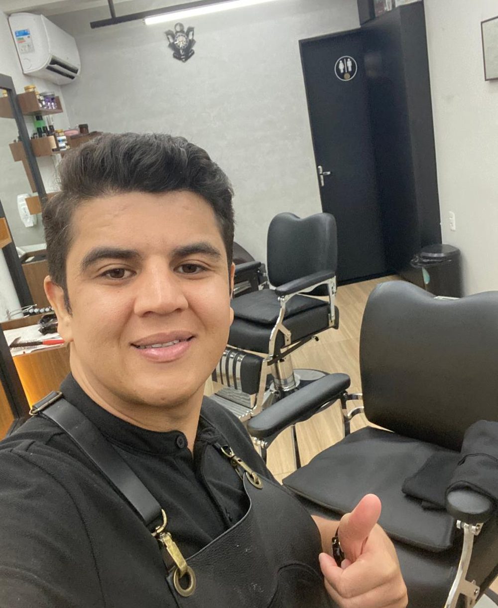 Thiago Misael, barbeiro e proprietário da Mineiro Barbearia, no salão em Itupeva